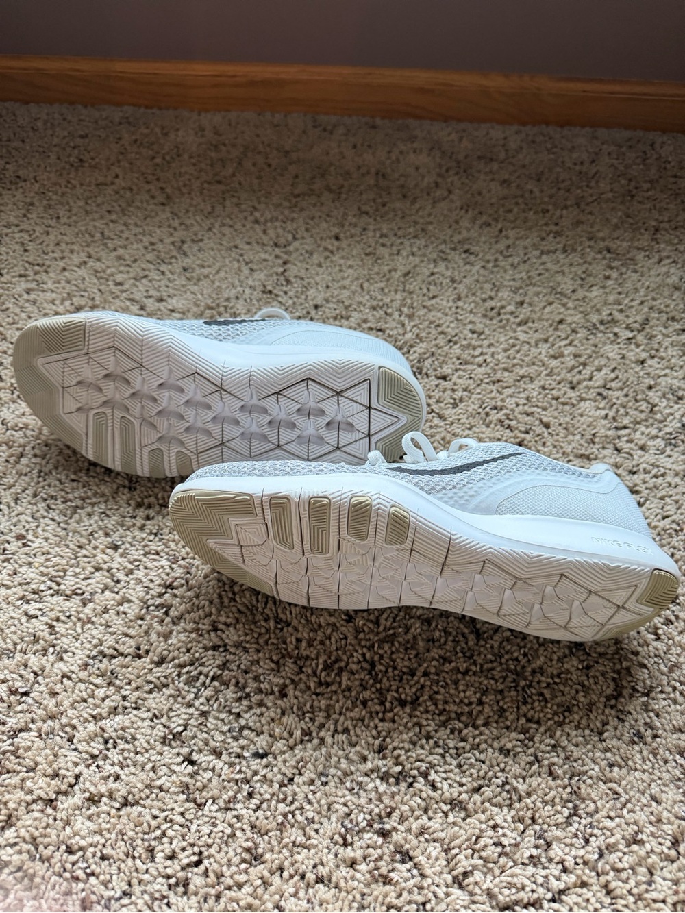 Nike White and Black Mesh Trainers - Picture 3 of 6